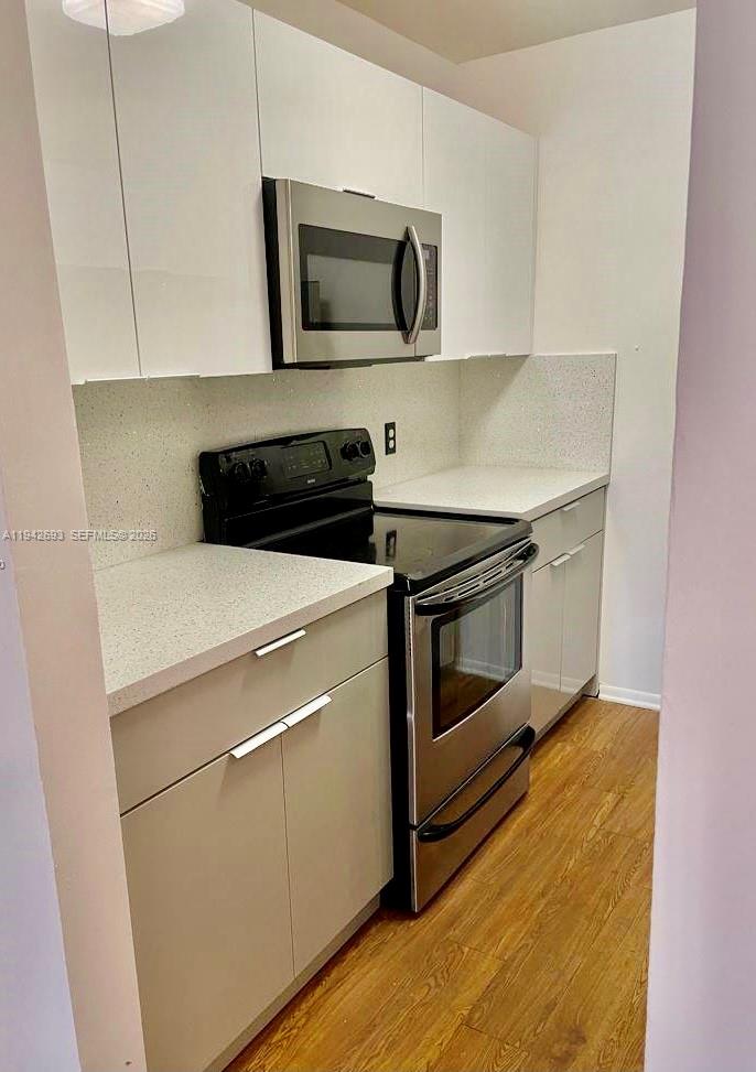 4421 West McNab Road, Unit 20 Pompano Beach, FL 33069 - Photo 4 of 14 a kitchen with a stove and a microwave