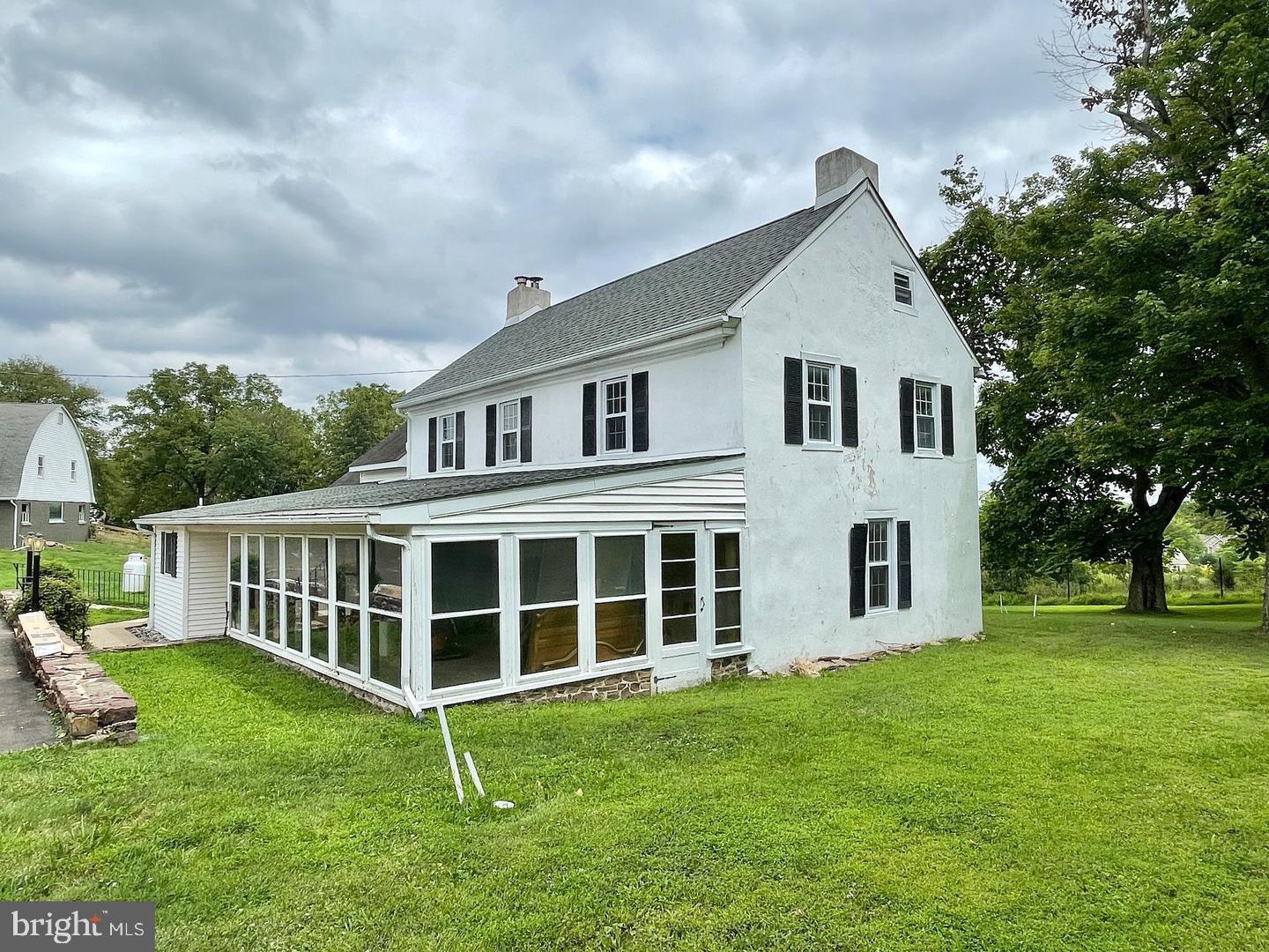 a view of a house with a yard