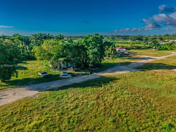 a view of a yard with a house