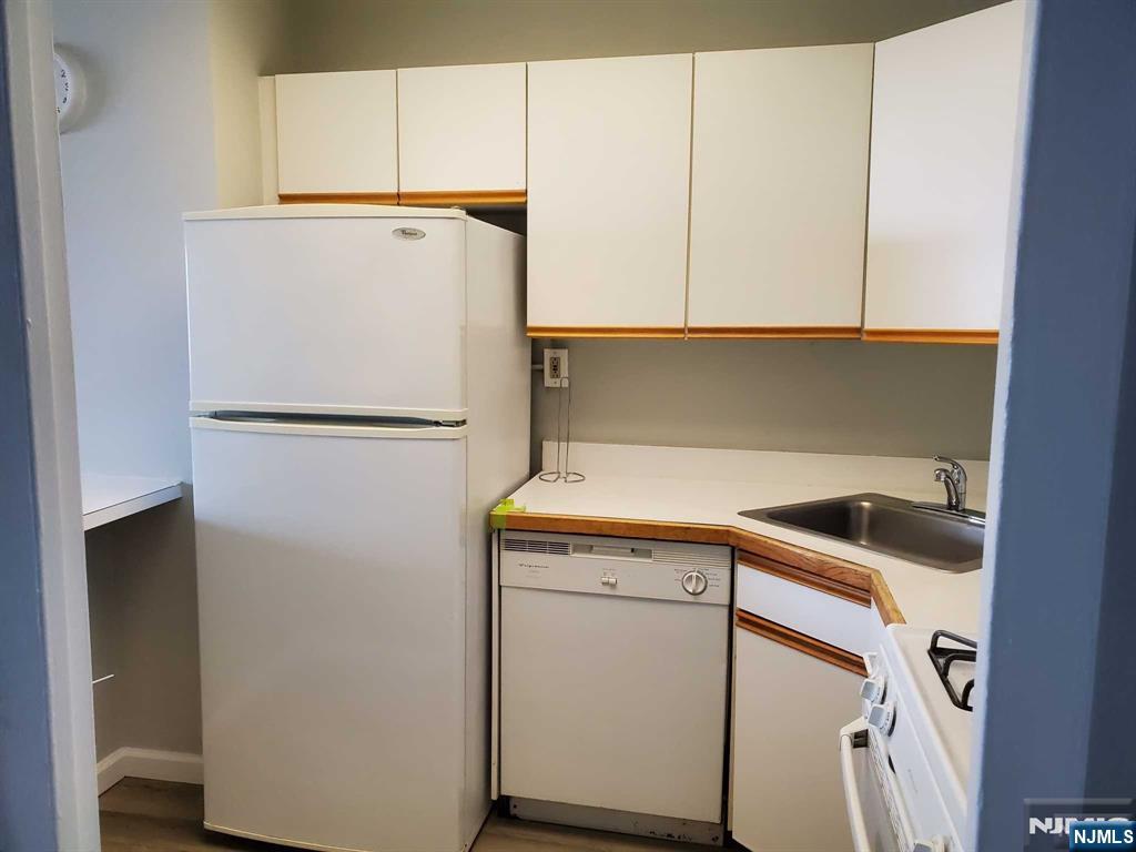 285 Aycrigg Avenue, Unit 22C Passaic, NJ 07055 - Photo 6 of 14 a utility room with dryer and washer