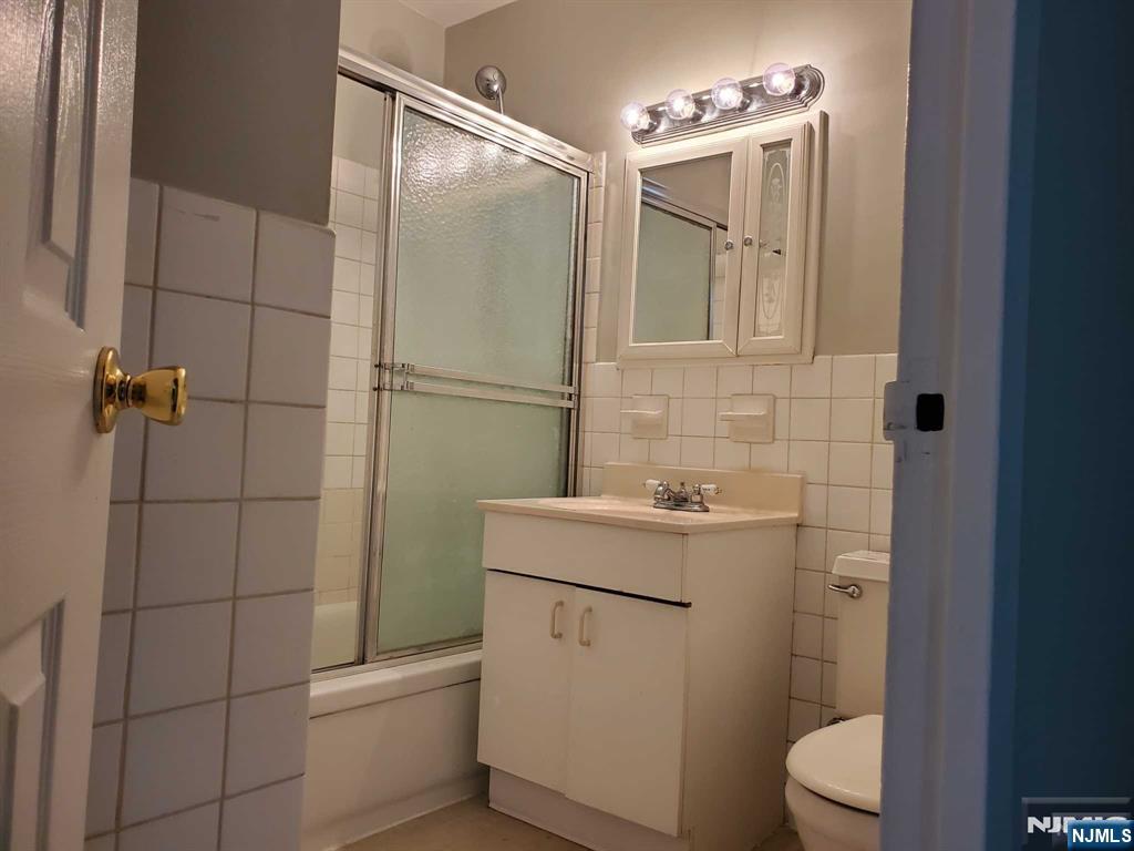 285 Aycrigg Avenue, Unit 22C Passaic, NJ 07055 - Photo 8 of 14 a bathroom with a toilet sink and shower