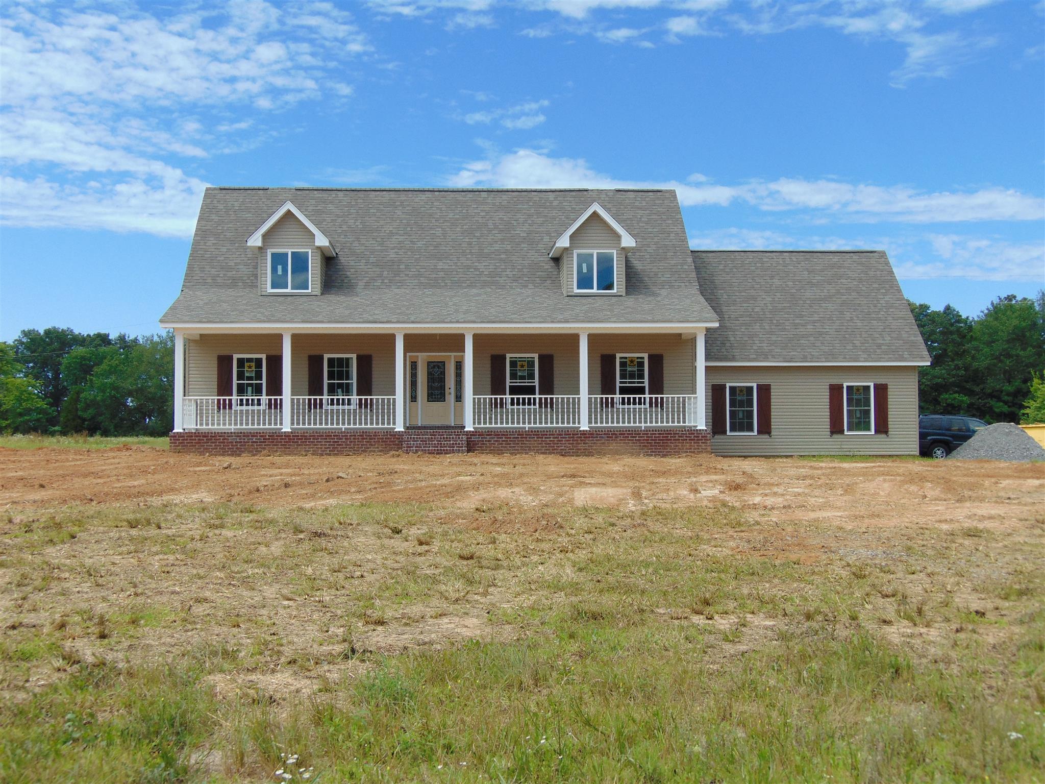 8790 Byrum Chapel Road Portland, TN 37148 - Photo 1 of 19 a front view of a house with a garden