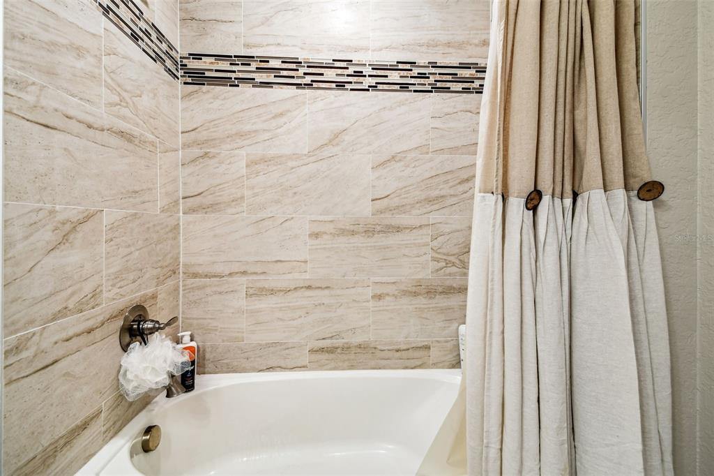 524 Carroll Avenue Lakeland, FL 33815 - Photo 25 of 33 a bathroom with a bathtub