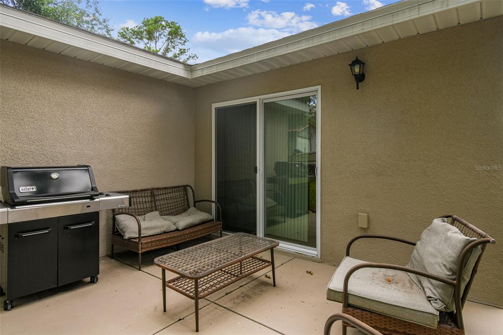 524 Carroll Avenue Lakeland, FL 33815 - Photo 27 of 33 a living room with furniture