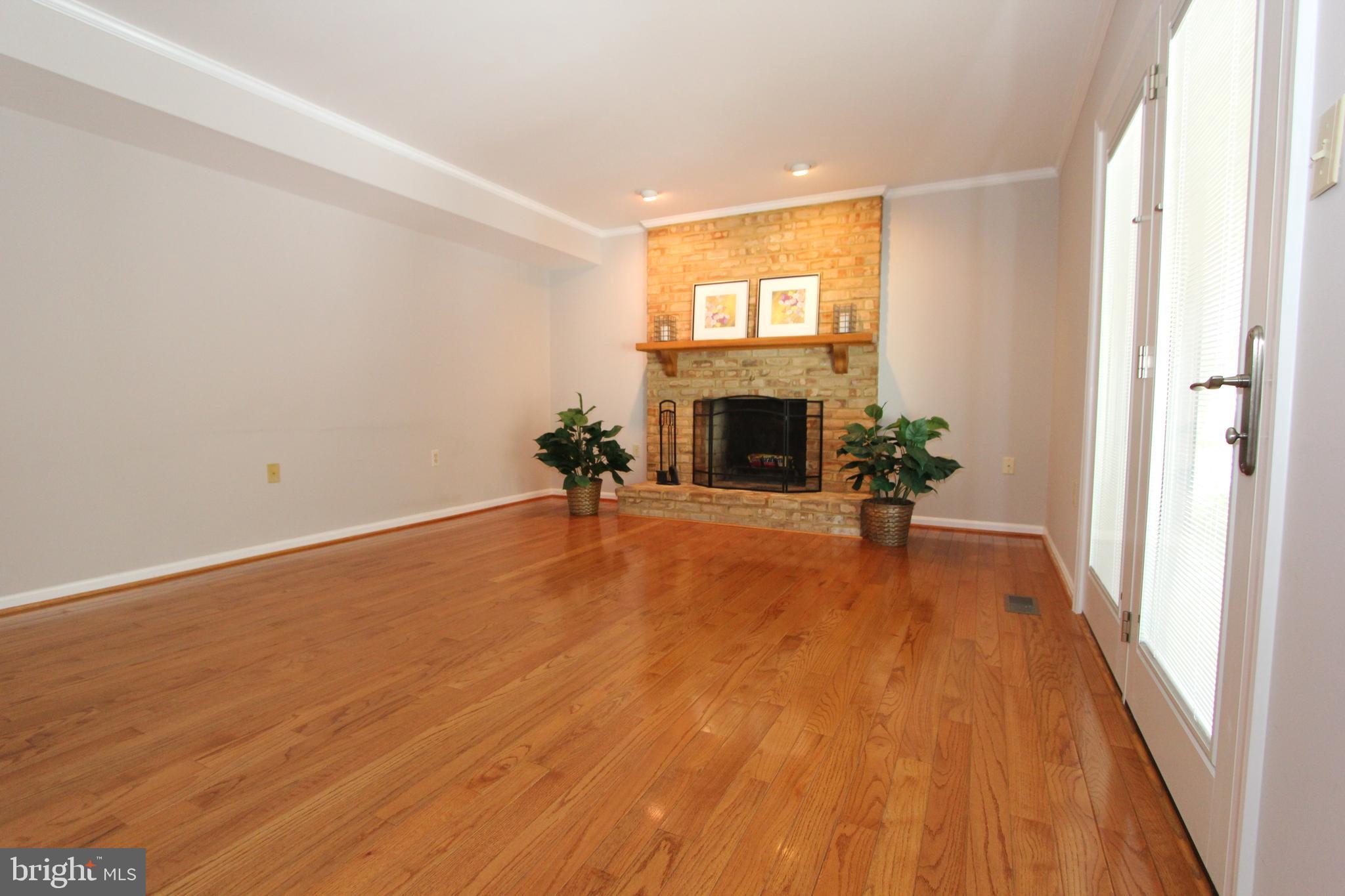 8100 Laurel Ridge Road Frederick, MD 21702 - Photo 22 of 53 Family room, view 3, with exit to screened porch