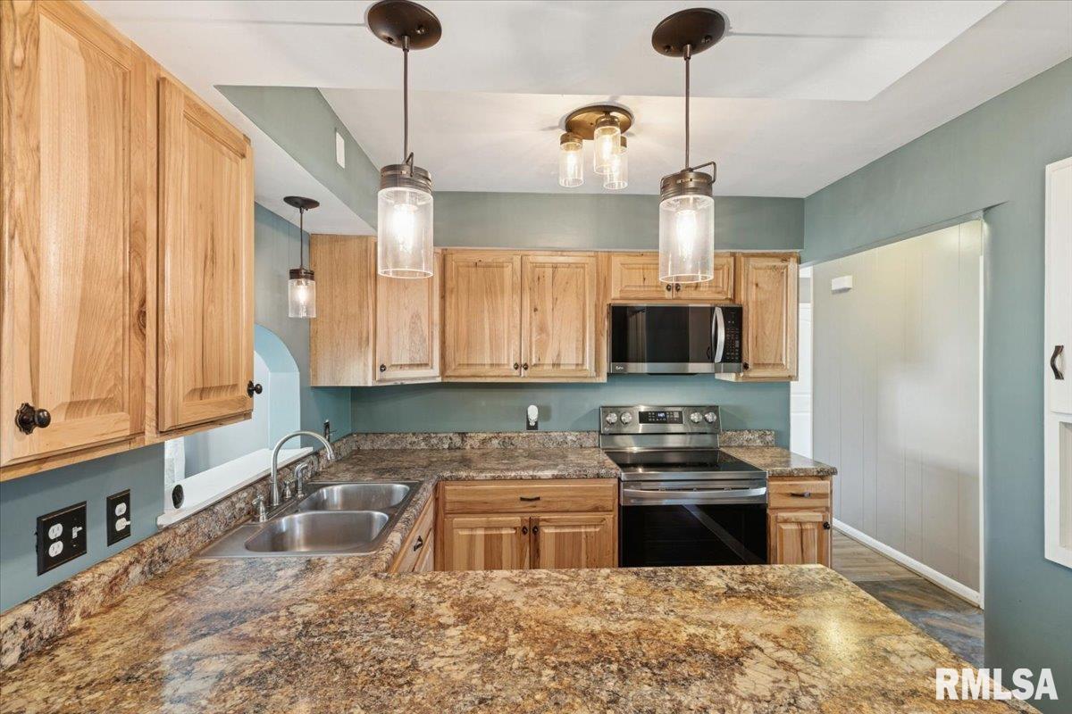 923 Pershing Boulevard Clinton, IA 52732 - Photo 11 of 29 Gallery Image 11