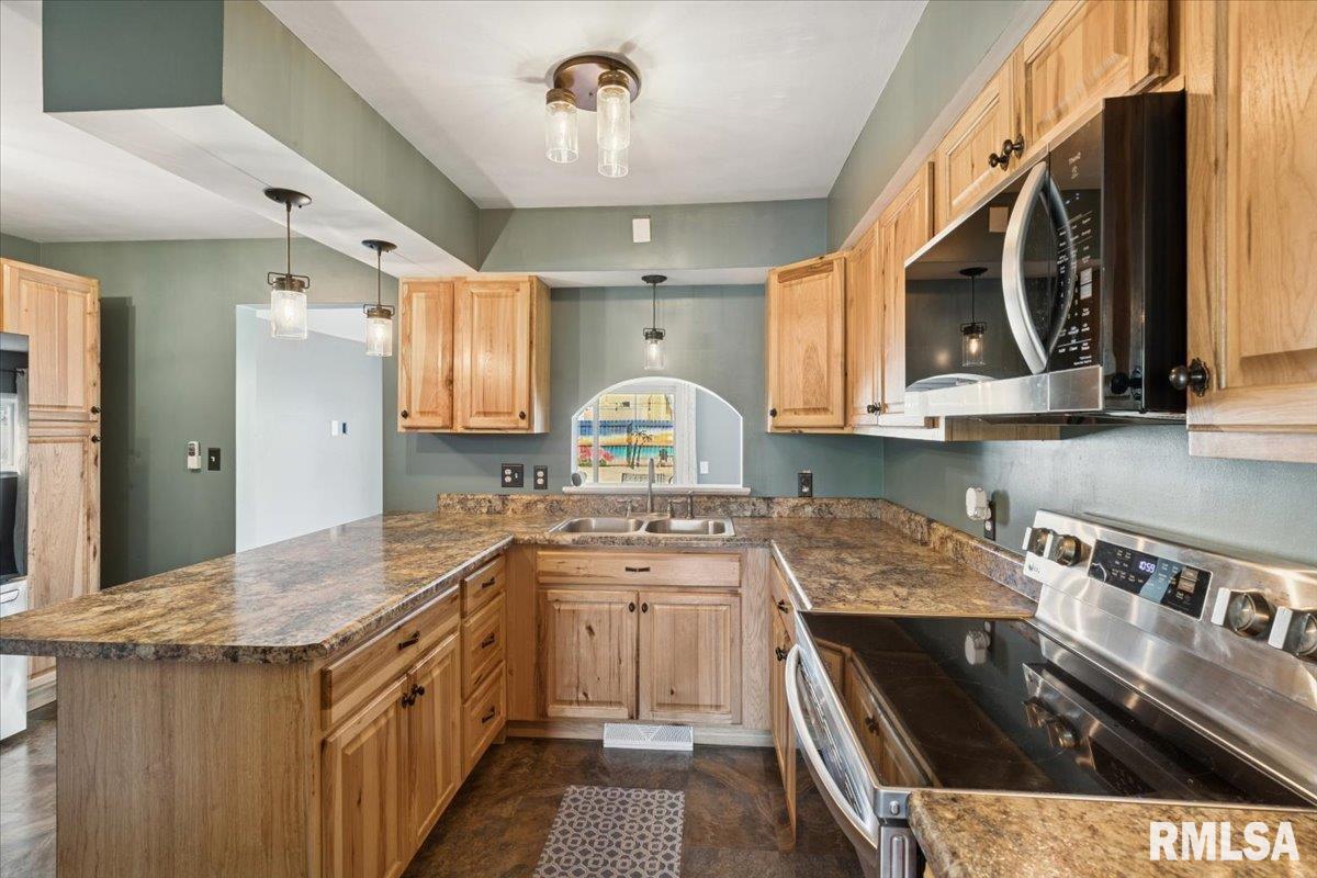 923 Pershing Boulevard Clinton, IA 52732 - Photo 8 of 29 Gallery Image 8
