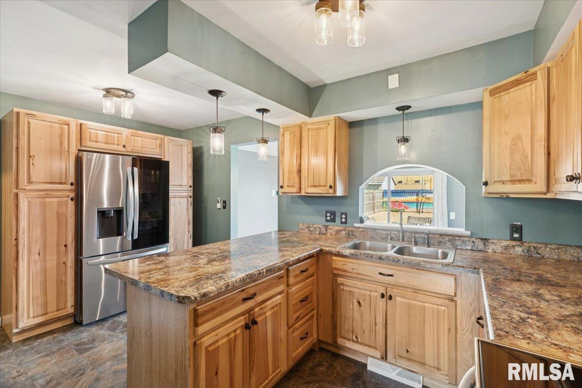 923 Pershing Boulevard Clinton, IA 52732 - Photo 9 of 29 Gallery Image 9
