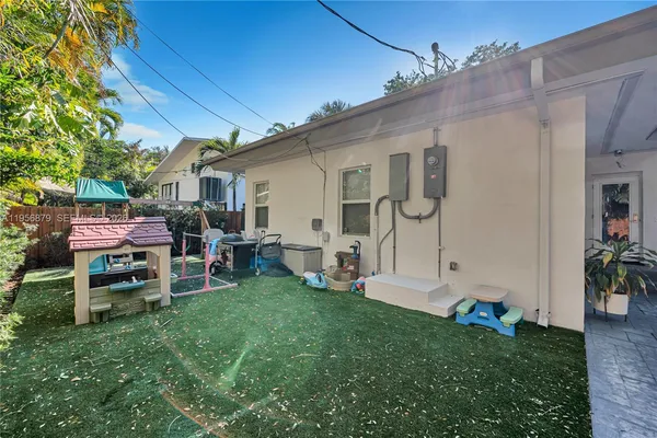 a view of a house with backyard