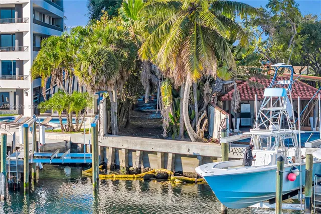 $2,095,000 | 3535 West Glencoe Street, Miami, FL 33133