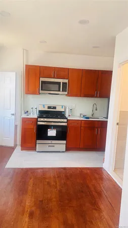 $2,500 | 1233 Glenmore Avenue | City Line