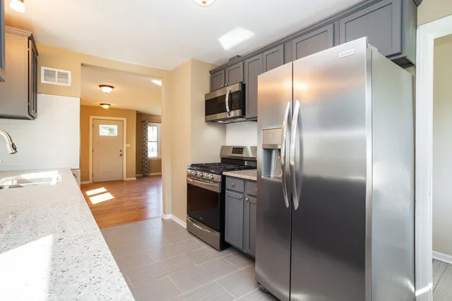 $4,950 | 285 Ridgeland Avenue, Elmhurst, IL 60126