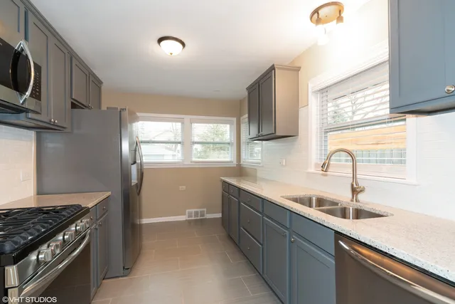 $4,950 | 285 Ridgeland Avenue, Elmhurst, IL 60126