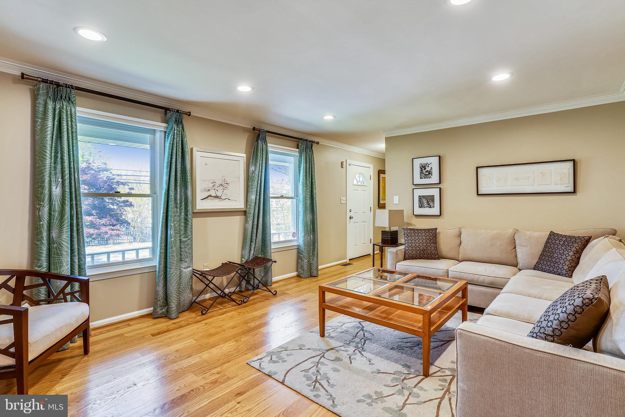 9407 Monroe Street Silver Spring, MD 20910 - Photo 6 of 69 Bright Sunny Living room
