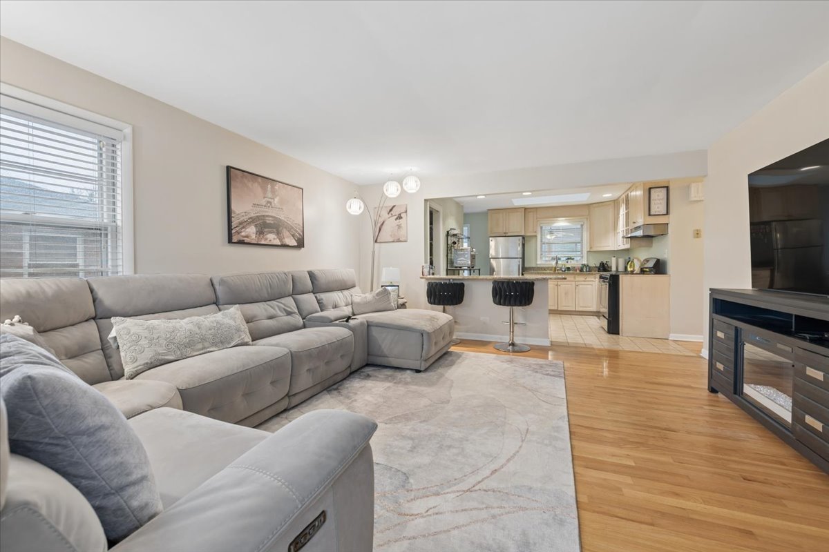 26 South Rohlwing Road Palatine, IL 60074 - Photo 3 of 23 Gallery Image 3