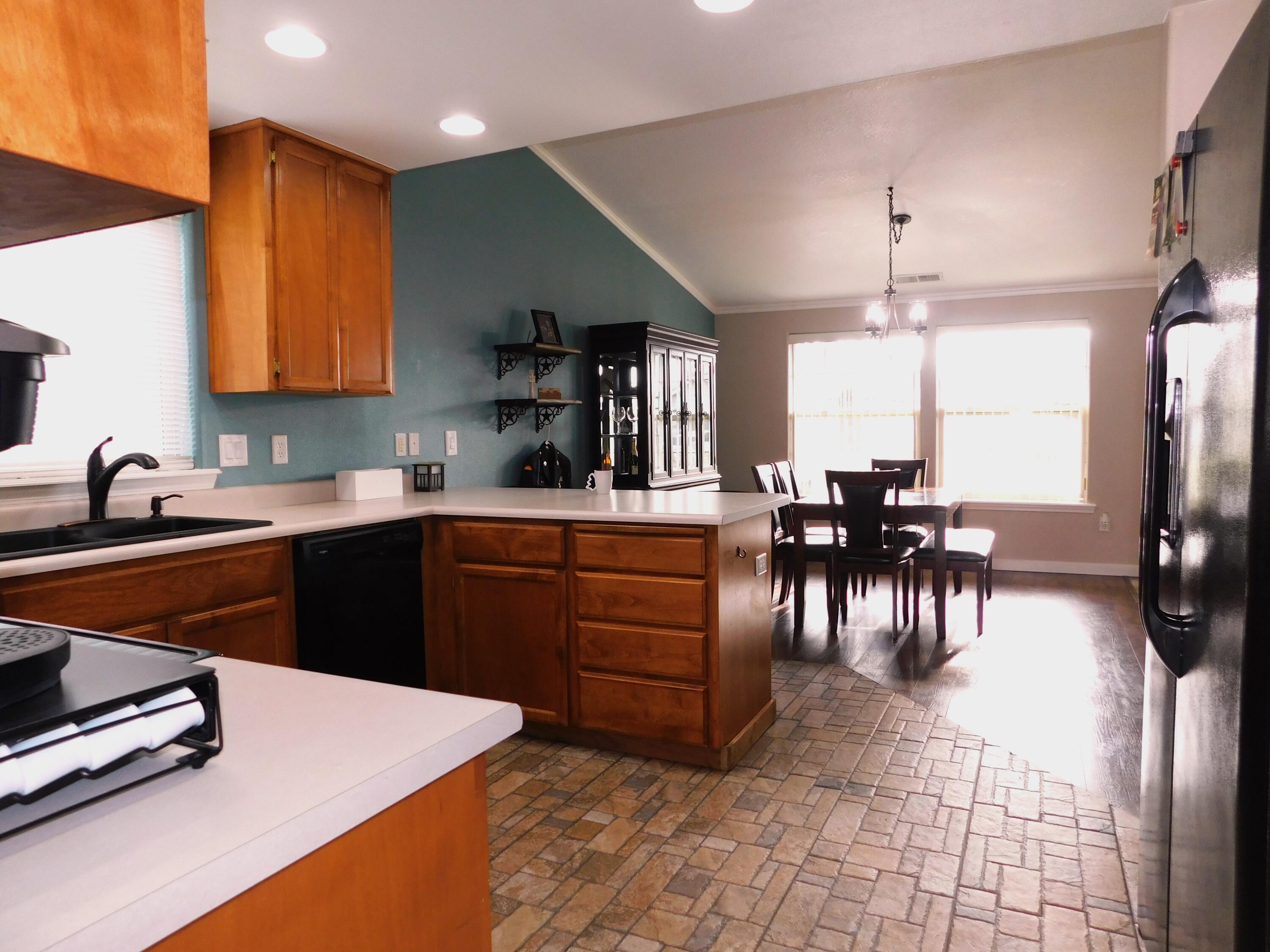 605 Andrea Way Eagle Point, OR 97524 - Photo 6 of 17 Kitchen to Dining