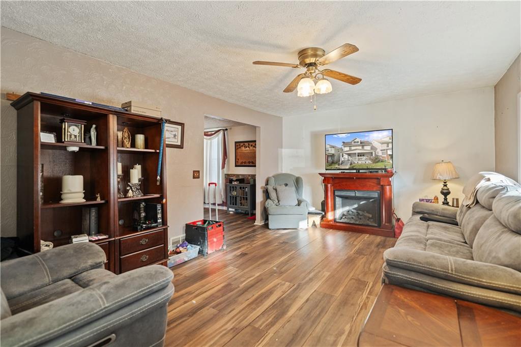 484 Mecklem Avenue Rochester, PA 15074 - Photo 6 of 33 Spacious Living Room