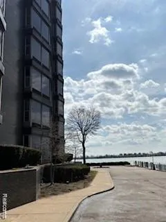 $1,100 | 8200 East Jefferson Avenue, Unit 1201, Detroit, MI 48214