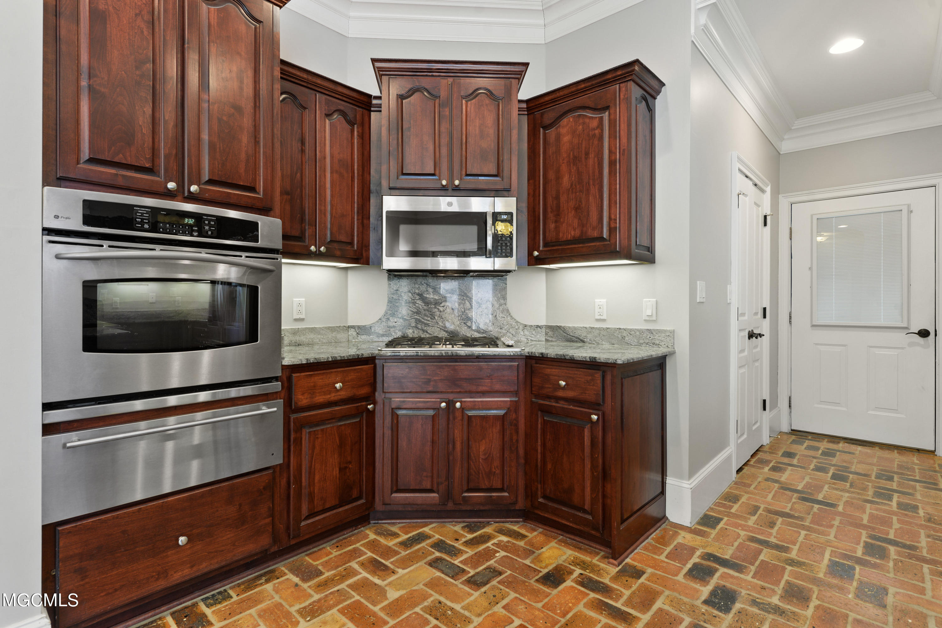 2328 Rue Maison Biloxi, MS 39532 - Photo 8 of 34 005