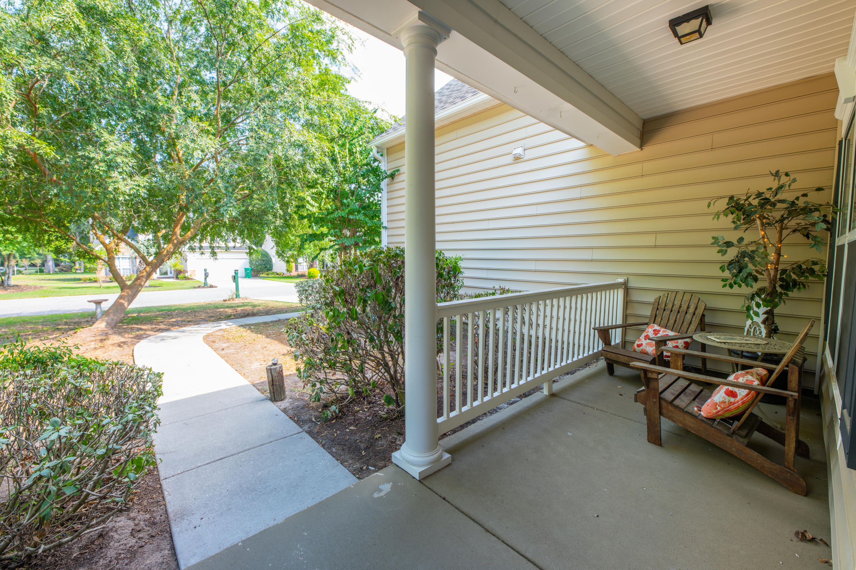 498 Pointe Of Oaks Road Summerville, SC 29485 - Photo 4 of 32 20190530-_8504334