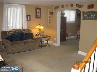 623 Aintree Road Hatboro, PA 19040 - Photo 4 of 8 Living Room