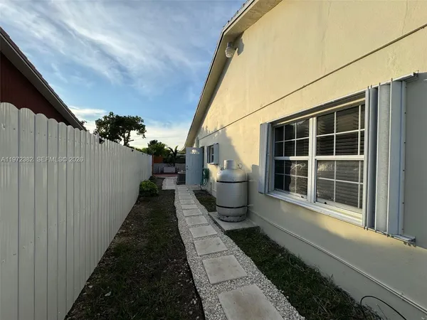 $2,700 | 842 Southwest 89th Avenue, Unit A, Miami, FL 33174
