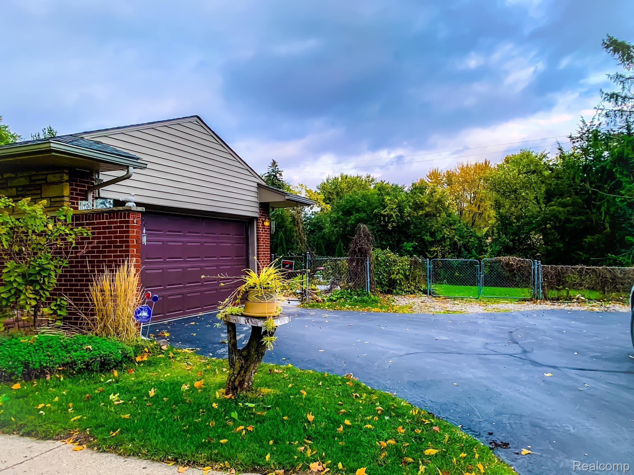 28350 Bayberry Road Farmington, MI 48331 - Photo 24 of 26 28530 BAYBERRY FARMINGTON HILLS MI (19).jpg