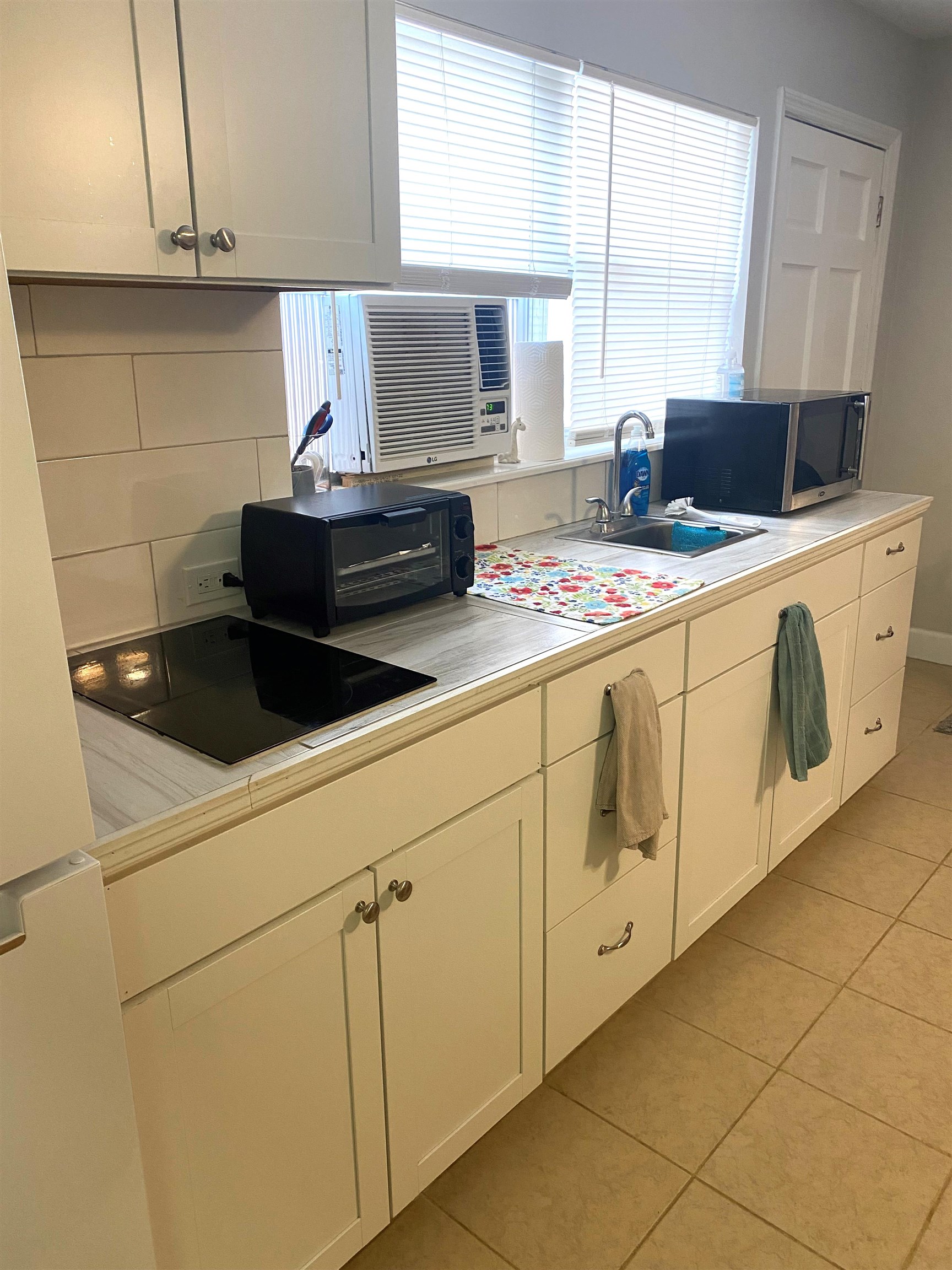 101 Flagler Boulevard, Unit D St. Augustine, FL 32080 - Photo 6 of 16 a kitchen with appliances a sink and a stove