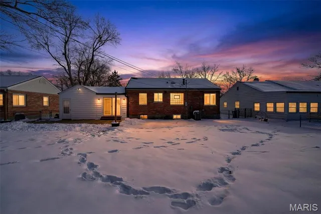 $324,900 | 1335 Pinetree Lane, Webster Groves, MO 63119