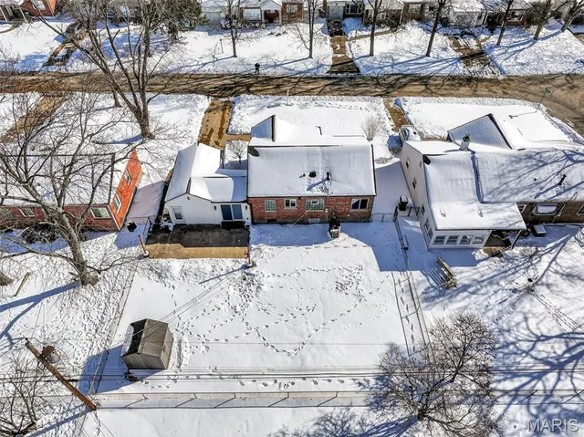 $324,900 | 1335 Pinetree Lane, Webster Groves, MO 63119