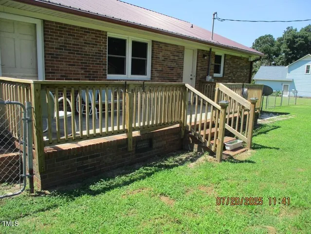 a view of a house with backyard and porch
