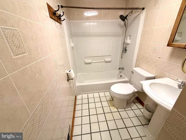 $2,600 | 5052 Lakeland Court, Woodbridge, VA 22193