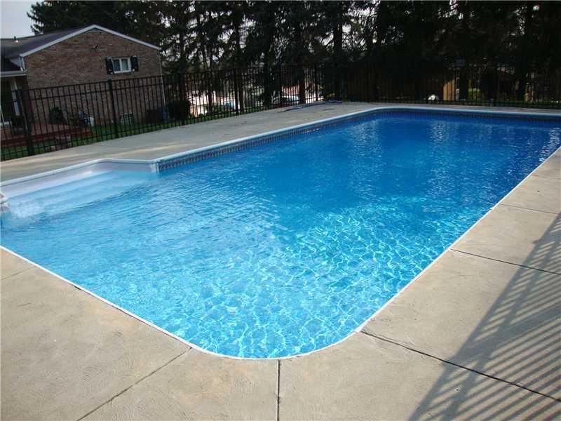 Swimming Pool/Hot Tub/Sauna. 34  X 16  Heated Inground Pool & Equipment<BR/>4  to 8  Deep