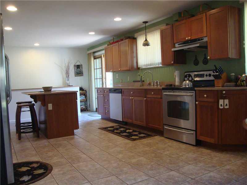 Kitchen. Beautiful Easy care REMODELED GIANT Kitchen