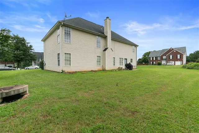 a view of a house with a yard