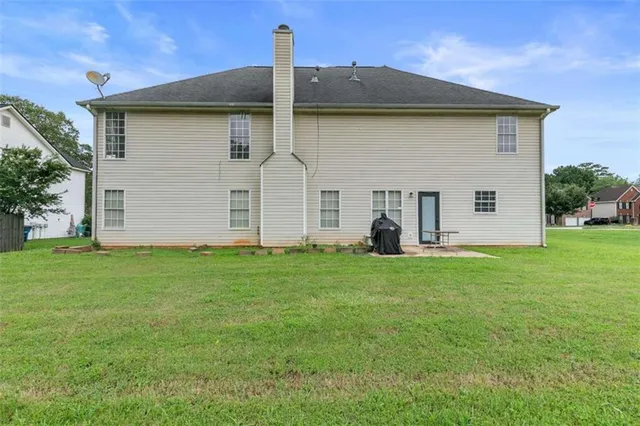 a front view of house with yard