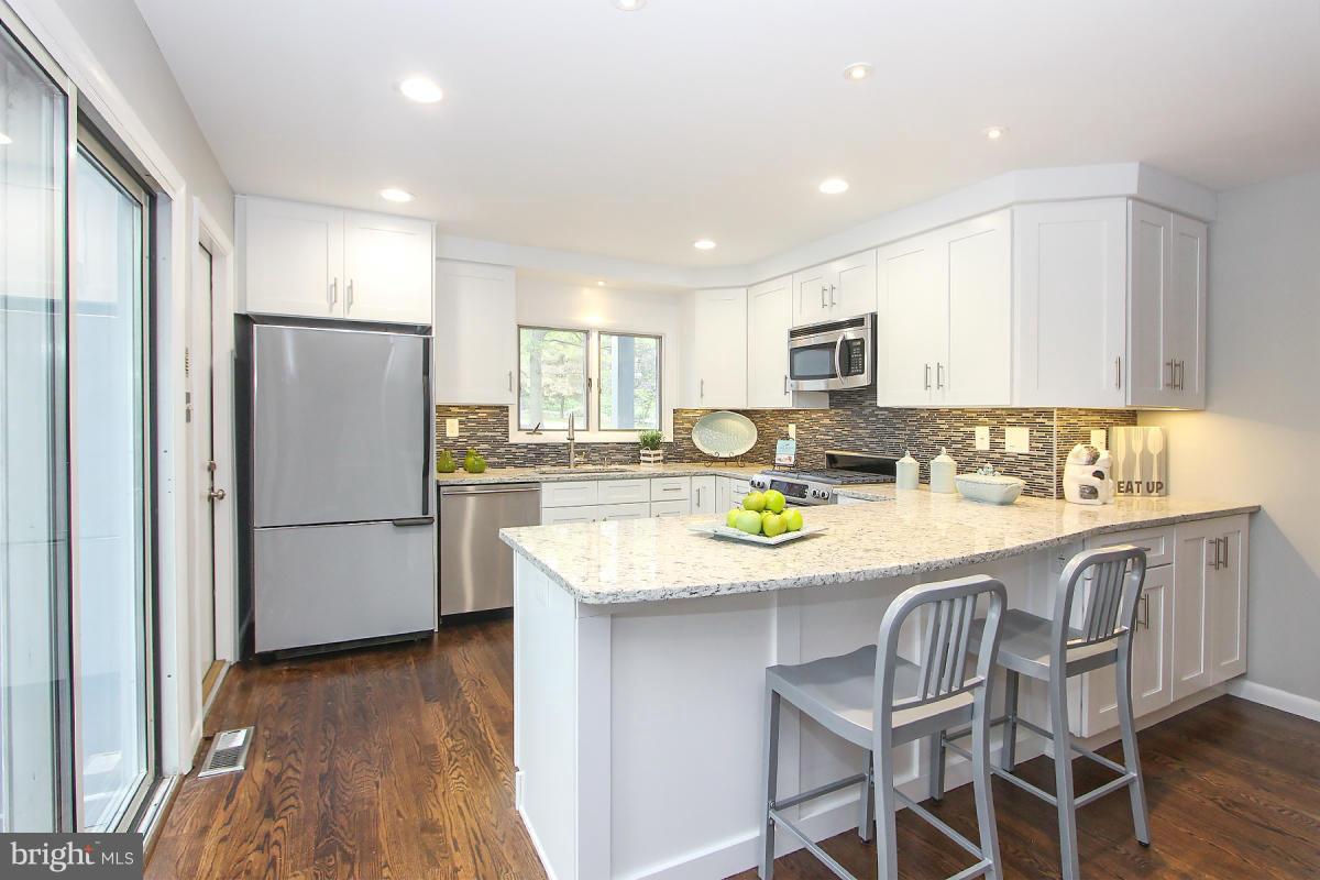 1701 Putter Lane Reston, VA 20190 - Photo 12 of 30 Kitchen
