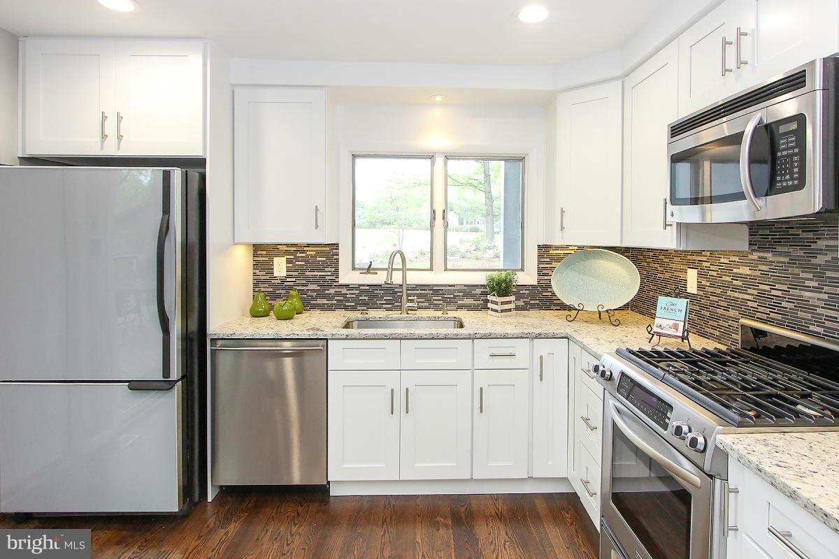 1701 Putter Lane Reston, VA 20190 - Photo 13 of 30 Kitchen
