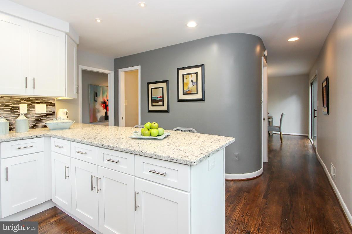 1701 Putter Lane Reston, VA 20190 - Photo 14 of 30 Kitchen