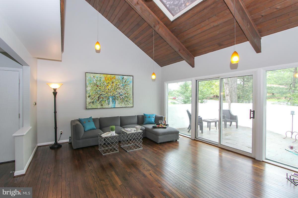 1701 Putter Lane Reston, VA 20190 - Photo 3 of 30 Living Room