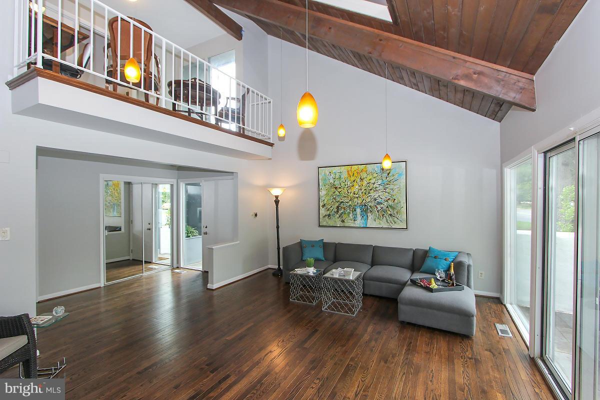 1701 Putter Lane Reston, VA 20190 - Photo 4 of 30 Living Room
