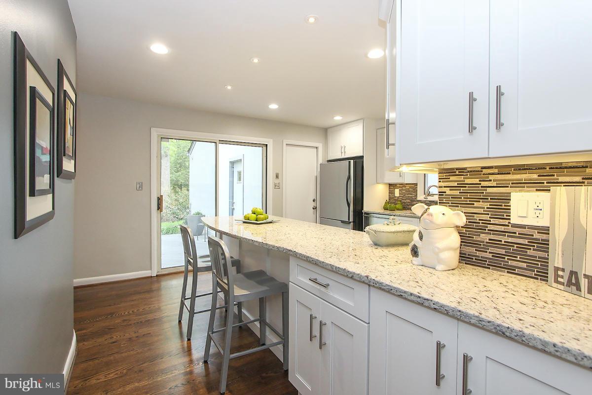 1701 Putter Lane Reston, VA 20190 - Photo 6 of 30 Kitchen