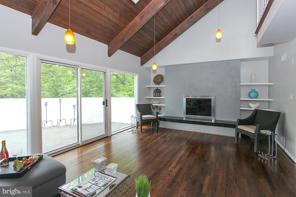 1701 Putter Lane Reston, VA 20190 - Photo 7 of 30 Living Room