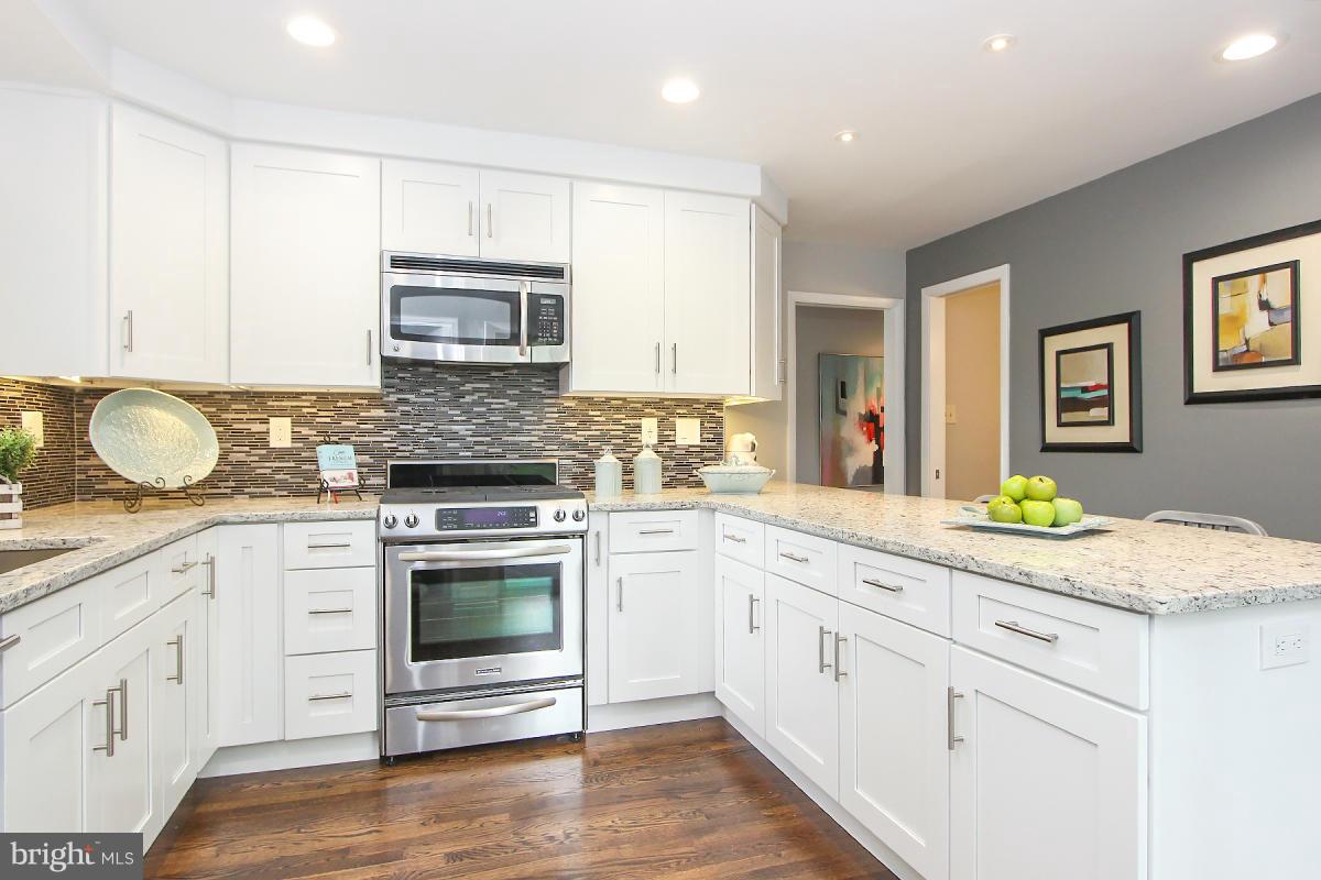 1701 Putter Lane Reston, VA 20190 - Photo 8 of 30 Kitchen