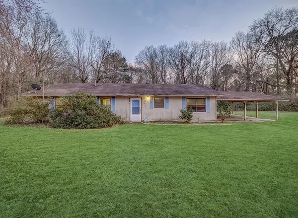 a view of a house with a backyard