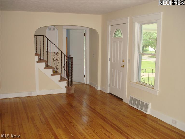 1674 Sunview Road Lyndhurst, OH 44124 - Photo 3 of 23 Spacious livingroom is light and bright, full of windows