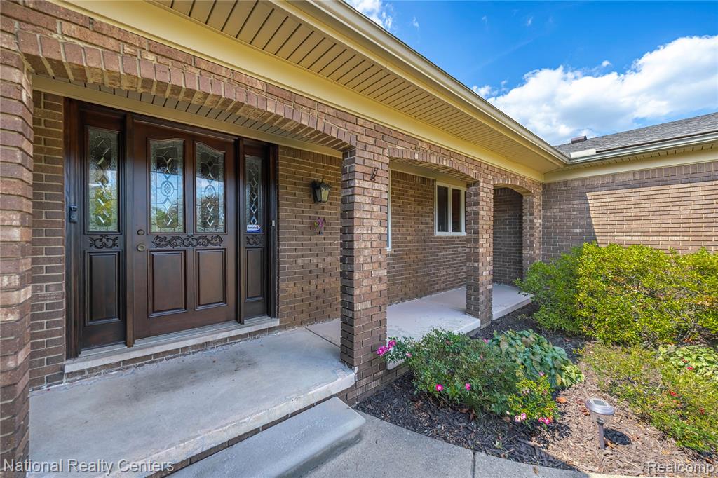 26131 Pleasant Valley Road Farmington Hills, MI 48331 - Photo 4 of 61