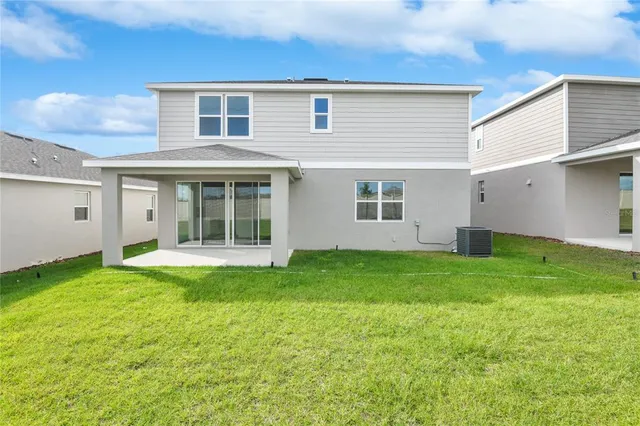 a view of a house with backyard