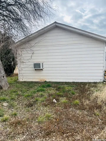 $120,000 | 817 El Paso Street, Sabinal, TX 78881