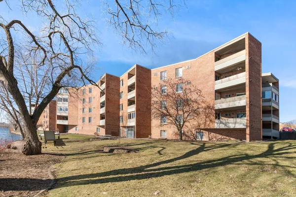 $175,000 | 329 Geneva Avenue North, Unit 402, Oakdale, MN 55128